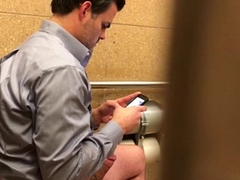 Caught a man jerking off in the bathroom - gay-leak.blogspot.com