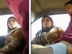 Pakistani couple Sucking n screwing in Car